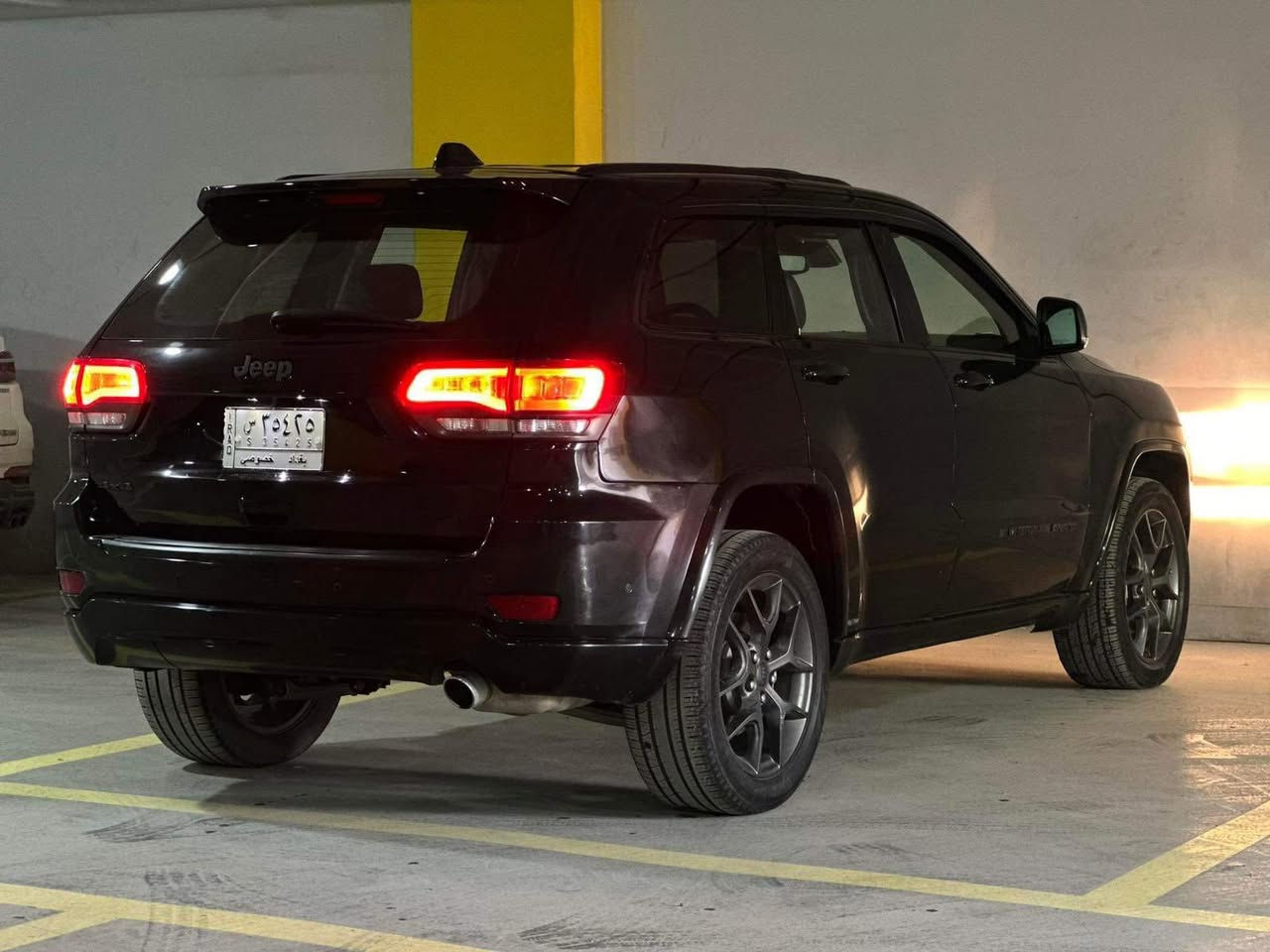 سلام عليكم
‏2021 Jeep grand cherokee 
‏
رقم بغداد مشروع وطني بأسمي 
ماشية حالياً 37 الف ميل
السيارة جديدة بمعنى الكلمة 

فول مواصفات 
- رادار امامي وخلفي مانع تصادم
- حساسات امامية وخلفية وكذالك اوتو بارك 
- فتحة سقف
- كاميرا خلفية وكاميرا امامية للمحافظة على السيارة داخل المسار  
- جنطة كهرباء 
- كراسي كهرباء + جلد + تدفئة 
- ستيرن تدفئة 
- الداخل خشب صاج بلادي وشعار الجيب الثمانينية
- نقاط عمياء بالمري
- المري الجانبية والوسطية تعتيم ذاتي
- اشاير بالمري
- ماوس وسطي
- شاشة كبيرة 
- مكينة ٣٦٠٠
- الويل ٢٠ انش خاص بهاي الفئة

الحادث جانبي طاك ايرباك بردة 
(( ايرباك ستيرن ودشبول واقدام سليمات )) 
بيها صبغ 3  قطع صفحة السكن وصفحة السايق بارد بسيط بكم مكان PDR
المري الجانبية مبدلات بلاديات اسود 
( ام التعتيم والتسخين والنقط العمياء ) 

- البجم والشواصي واللغود والجنطة كفالة 
- الكير والمكينة والرادار وحجر البيئة كفالة
***********
