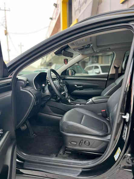 سلام عليكم 
Hyundai Tucson SEL PLUS 2024
هونداي توسان (تكسون ) 2024 SEL PLUS كندي 
السعر 210 وبيها مجال للشراي

بعدها زيرو ماشية 3 ميل ( 5 الاف كيلو متر) 

بدون ايرباك بدون دواخل حادث بسيط جداً 
جاملغ وباب صبغ 

فول مواصفات SEL PLUS
بانوراما 
دفع رباعي 
كشنات جلد
تدفئة كشنات
تدفئة ستيرن 
كشنات كهرباء
بصمة وتشغيل عن بعد
صندوك كهرباء 
تبريد مناخين 
مثبت سرعة و محافظة على المسار
رادار امامي وخلفي وجانبي
تبريد قطعتين
كانع انزلاق 
لايت زينون
شاشة كبيرة
ابل كاربلاي + اندرويد اوتو 
وباقي مواصفات التكسون المعروفة 

رقم تلفون 
***********
*********** دهوك
