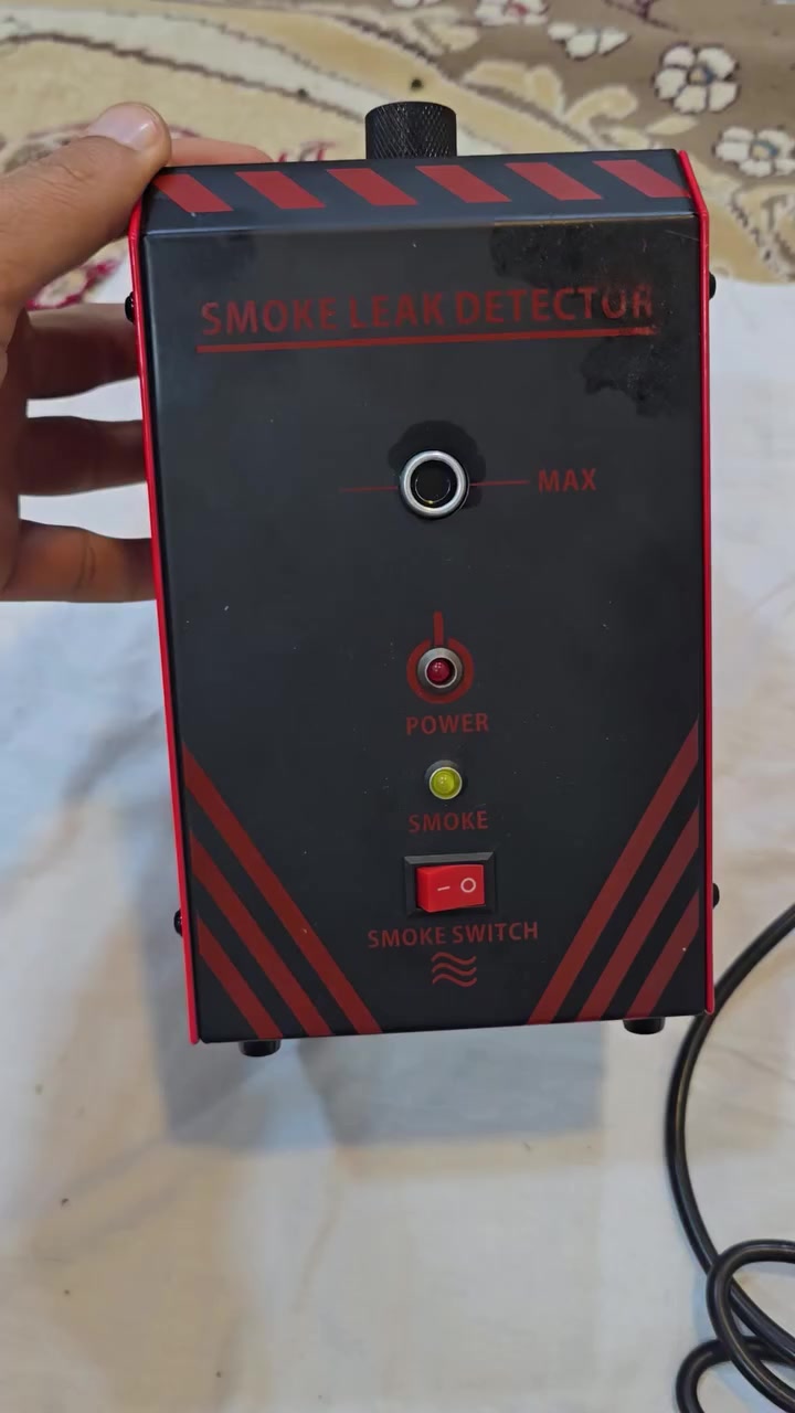 جهاز كشف تسرب الدخان (Smoke Leak Detector) هو أداة تشخيصية تستخدم لتحديد التسريبات في أنظمة المركبات المختلفة.
الاستخدام: يُستخدم للكشف عن التسريبات في أنظمة السحب، وأنظمة الوقود، وأنظمة التبريد، وخطوط الأنابيب الأخرى. 

طريقة العمل: يعمل الجهاز عن طريق تسخين الزيت (مثل زيت الأطفال أو الزيت المعدني) لإنتاج دخان كثيف يتم ضخه في النظام المراد فحصه، مما يسهل تحديد أماكن التسرب. 

المميزات:

يأتي مزوداً بمفتاح تشغيل للدخان (Smoke Switch) ومؤشرات ضوئية للطاقة والدخان. 

يحتوي على تحكم في مستوى الدخان (Max). 

يتم توصيله ببطارية السيارة بجهد 12 فولت للعمل.


**إذا كنت صاحب هذا الإعلان وتريد حذفه لأي سبب، رجاءا أرسل رسالة إلى الدعم الفني**
