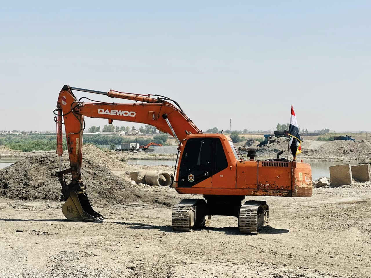 للبيع حفارا دايو 220 صخري منفيس مكان الموصل السعر 160 ***********
