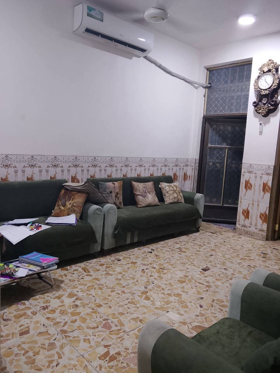 السلام عليكم..دار للبيع ..حي الزهراء جهه الزراعي..اله مدخلين من شارع غسل بغداد..او شارع عبدالله الرضيع.. مساحة الدار 175 ..واجهه 7..نزال 25..يتكون من طابقين .. الأول... غرفه.صاله.مطبخ.كلدور..مجمع صحيات..مناور2..طارمه جبيره..صحيات خارجيه+ مطبخ خارجي.
..الثاني

3غرف نوم..كلدور..مجمع صحيات.. وأخيرا السطح.. الخاص مفتوح..

للاتصال ***********..بناء جيد جداً سنه2019

السلام عليكم..دار للبيع ..حي الزهراء جهه الزراعي..اله مدخلين من شارع غسل بغداد..او شارع عبدالله الرضيع.. مساحة الدار 175 ..واجهه 7..نزال 25..يتكون من طابقين .. الأول... غرفه.صاله.مطبخ.كلدور..مجمع صحيات..مناور2..طارمه جبيره..صحيات خارجيه+ مطبخ خارجي.
