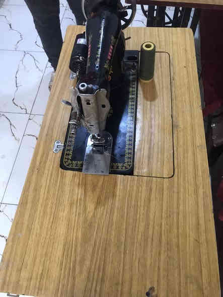 مكينة خياطة اصلية شغالة على الفحص مكينة وماطور ودواسة وميز السعر ٦٥ المكان نجف حي ميسان ***********
