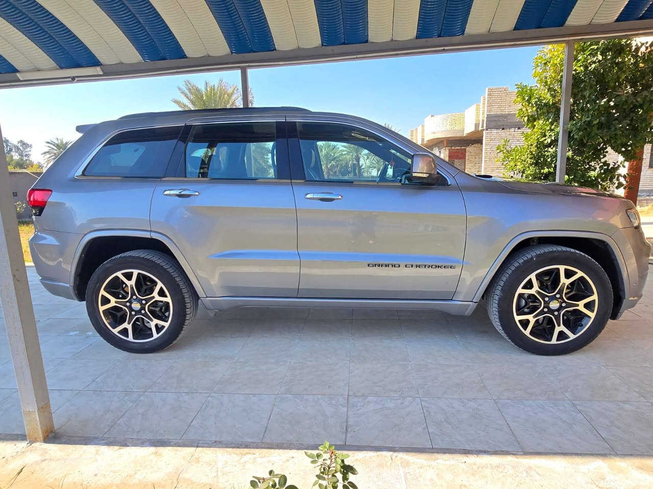 سلام عليكم
جيب للبيع موديل 2020 خليجي مكفوله كفاله عامه عدا نص جاملغ صبغ اثر طخه بسيطه  
سياره فول مواصفات لمتدت  فتحه بانوراما  شاشه كبيره حساسات اماميه خلفيه سياره بيه مواصفات هوايه بعد مفولهه مواصفات 
   للستفسار 
***********
سعر 285 وبيه مجال
سياره رسمي 
اني مكلف بلنشر
