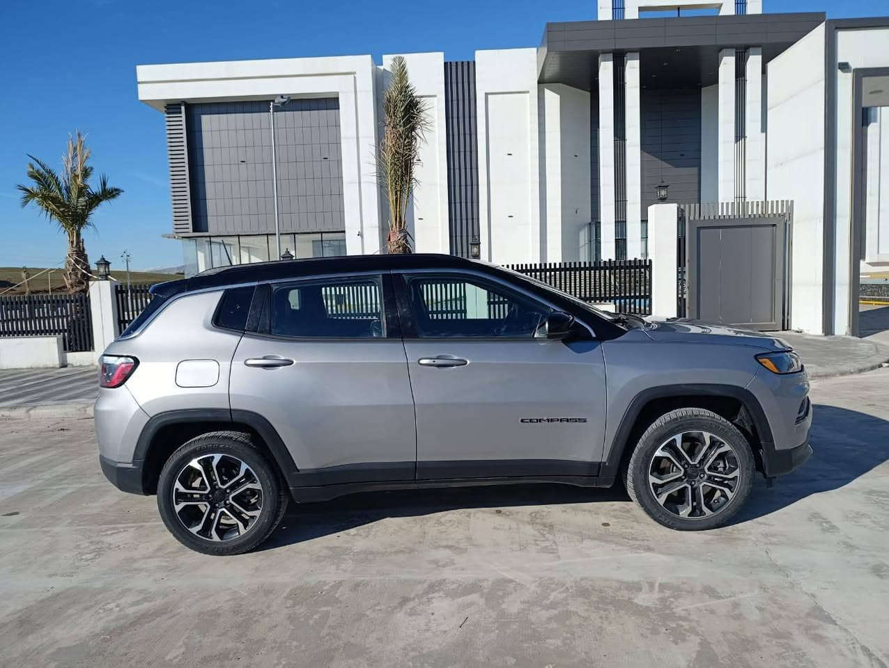 جيب كومباس limited 
موديل 2023
لون سلفر سقف اسود بلادي
ماشيه 60 الف ميل 
سعر 170 ورقه مرقم اربيل جاهز
حادث سيارة/ بدون صبغ مكفوله 👍
فقط شبرين دعاميه امامي صبغ/الباقي مكفول✋
بدون تعديل و شخوط و ملاحظات 🫰
حجم محرك 2.0 تيربو / 4 سلندر
كافه الايربكات سليمه 100 💯 بلادي ماطاك

مواصفات فول limited 1/1
بصمه+شغال عن بعد
فور ويل 4×4
كشن جلد +كهرب + هيتر
استيرن هيتر 
تبريد قطعتين
سقف اسود بلادي
تحكمات فول 
قيادة ذاتيه
تحديد مسار 
رادار امامي و خلفي و جانب 
شاشه ايباد كبير
بريك بصمه
كامره خلفيه
ويل كب كروم بلادي
بعد بيها اهواي مواصفات
سيارة على وضع الشركه كله بلادي حتى دعاميه 
راديترات و حجر بيئه  و رادار و لايتات كله بلادي شركه
سيارة باربيل /شركة نور البصرة موجودة 
شراي يتصل👇
*********** واتساب متوفر
*********** واتساب متوفر أربيل, العراق
