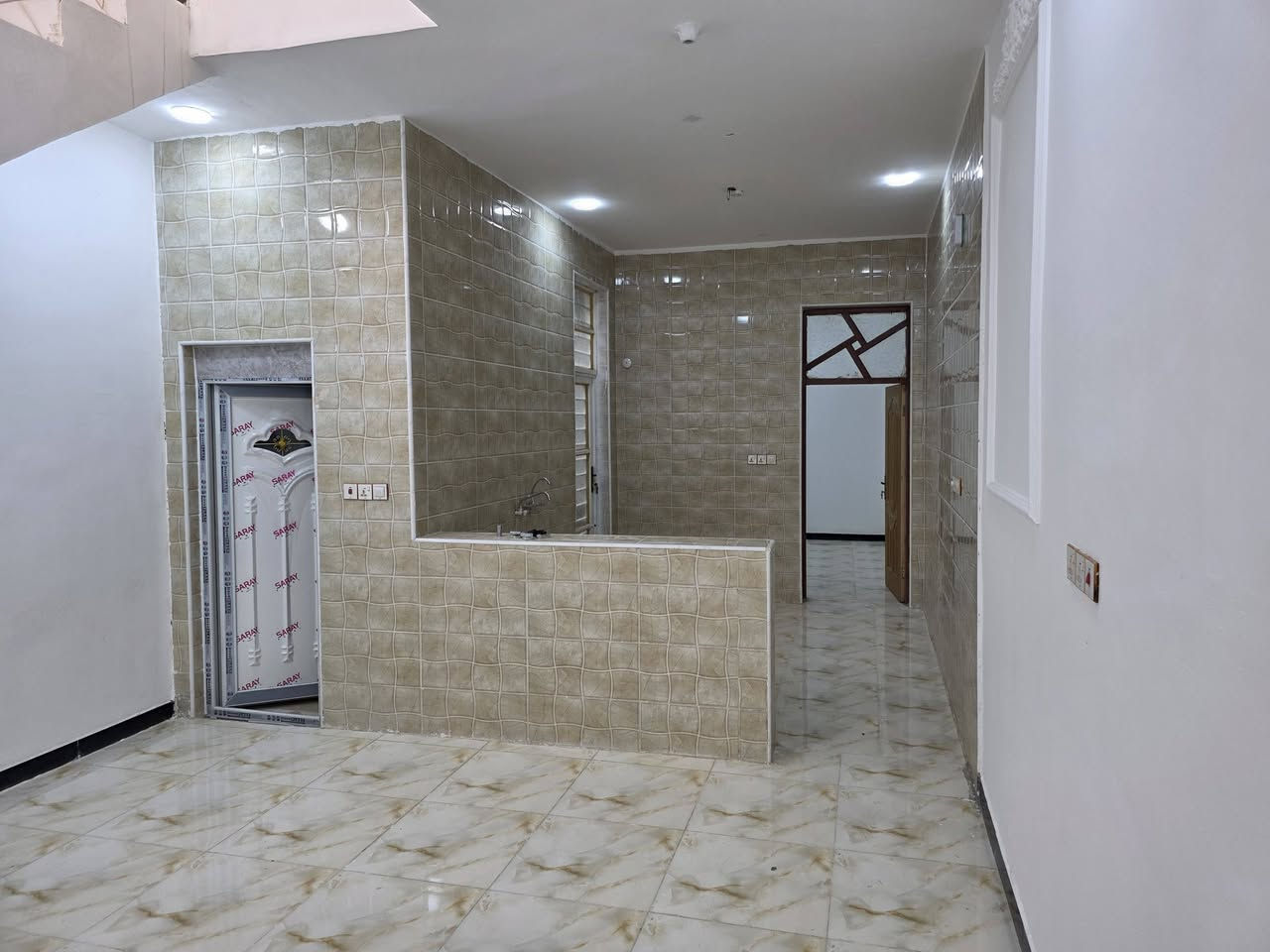 بيت للبيع المساحه ١٠٠م زراعي مرقم من قبل البلديه كوت حي الحكيم شارع حي الوائلي السعر ٤٠ وبي مجال  تفاصيل البيت البناء طابوك يحتوي على غرفه نوم وصاله ومطبخ وستقبال صحيات داخليه وخارجيه الاستفسار مراجعه مكتب دلاليه احمد السعيدي قرب حسينيه بيت خليفه  الاتصال *********** _***********
