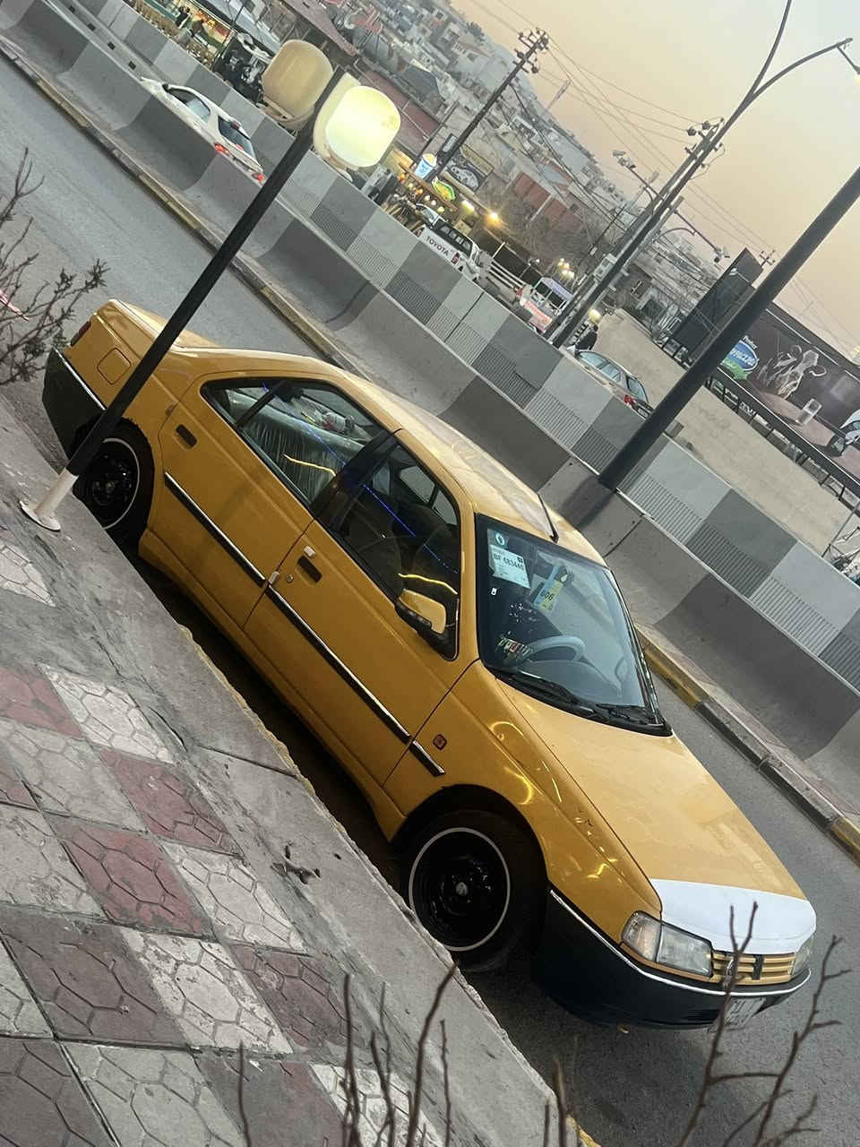 سلام عليكم بيجو موديل 9 كفالة عامة اب اسمي تحويل ثاني يوم ترايك للبصرة كير ومكينة كفالة لا تبخير ولا تنقيص تبريد وية لسويج مكاني سيدية حي لعلام مصفرة هيئة وغرامات *********** داخل وجنطة كلة جلد وبيها هواي شغلات بعد خابر ودلل
