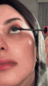 🌸ماسكارا شيكلام (SHEGLAM) الترا لاش ليفت لاش لايتر أب آند آوت  رموش أطول، أكثف، ومظهر يخطف الأنظار من أول لمسة
✅الفوائد الرئيسية:-
✔️ تتميز بفرشاة "ريشة ومشط" منحنية مبتكرة تحتوي على ثلاثة صفوف من الأسنان الدقيقة، مصممة لالتقاط وتغطية كل رمش من الجذور إلى الأطراف دون تكتل.
✔️ توفر إطالة ورفعًا فوريًا للرموش، وتمنحها مظهرًا متفرقًا ومجعدًا. 
✔️التركيبة غنية بالببتيدات وزيت الجوجوبا لتغذية وحماية الرموش.
الثبات
✔️ مقاومة للماء والتلطخ والتقشر، وتدوم طوال اليوم.
✔️ يمكن إزالتها بلطف باستخدام مزيل مكياج العيون أو الماء الدافئ والضغط الخفيف على الرموش، حيث تحتوي على تركيبة "أنبوبية" تغلف كل رمش.
✔️خفيفة وثابتة، ما تسبب ثقل على العين ولا تساقط خلال اليوم، وتبقى الرموش محافظة على شكلها ولمعتها.. 
السعر 12  الاف 
🚘يوجد خدمة توصيل لجميع محافظات العراق


**إذا كنت صاحب هذا الإعلان وتريد حذفه لأي سبب، رجاءا أرسل رسالة إلى الدعم الفني**