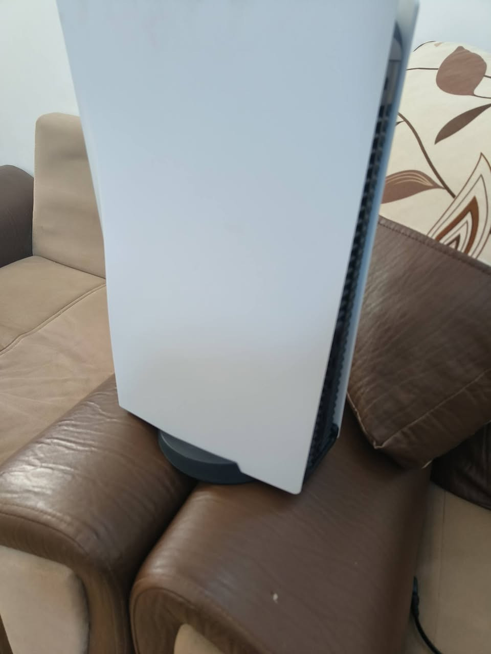 بلي 5 مهكر نضام 9.60 كامل ملحقاته 

سعرع 750 الف 

توصيل موجود لكافه المحافظات 

***********
