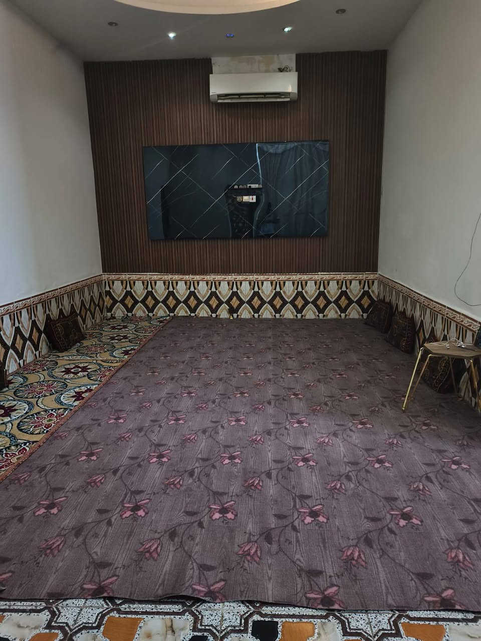 البيت مساحته 350متر  عقد زراعي وبي رقم بلديه يتكون من غرفتين ومطبخ وصاله وديوان وصحيات

نواقص لبيت وارش وكاشي للحوش 

تقاطع شعيبه مقابيل معارض الكرناوي

سعر 90 قابل التفاوض ***********
