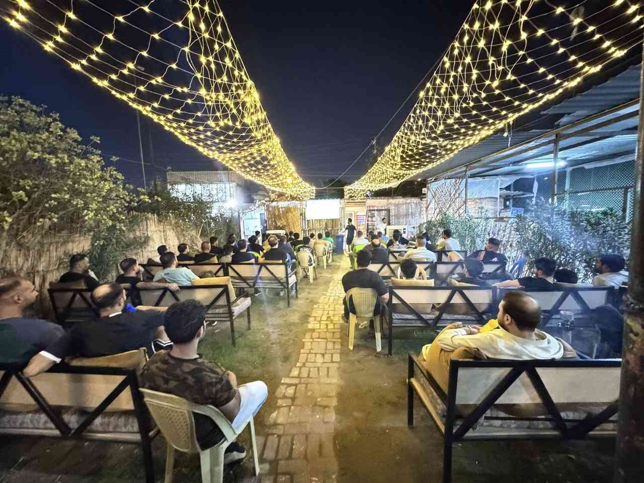 كوفي مميز للبيع في موقع حيوي جداً  
📍 كوفة / حي المتنبي / كوفة لاند

سبب البيع: عدم التفرغ 
مساحة ٦٠٠ متر
ايجار مناسب جداً￼

الكوفي مرتب وكامل وجاهز للشغل مباشرة بدون أي نقص، ويحتوي على:
☕ جلسات مريحة ومرتبة  
🎲 ميز دومنه  10
🎱 بليارد عدد ٢  
🎮 بلي عدد ٢  
📺 شاشات عدد ٣  

مكان معروف ومناسب جداً للشباب والجلسات اليومية، وفرصة ممتازة لشخص يريد مشروع جاهز وشغال من أول يوم ✨

للاستفسار والتفاصيل:
📞 ***********
