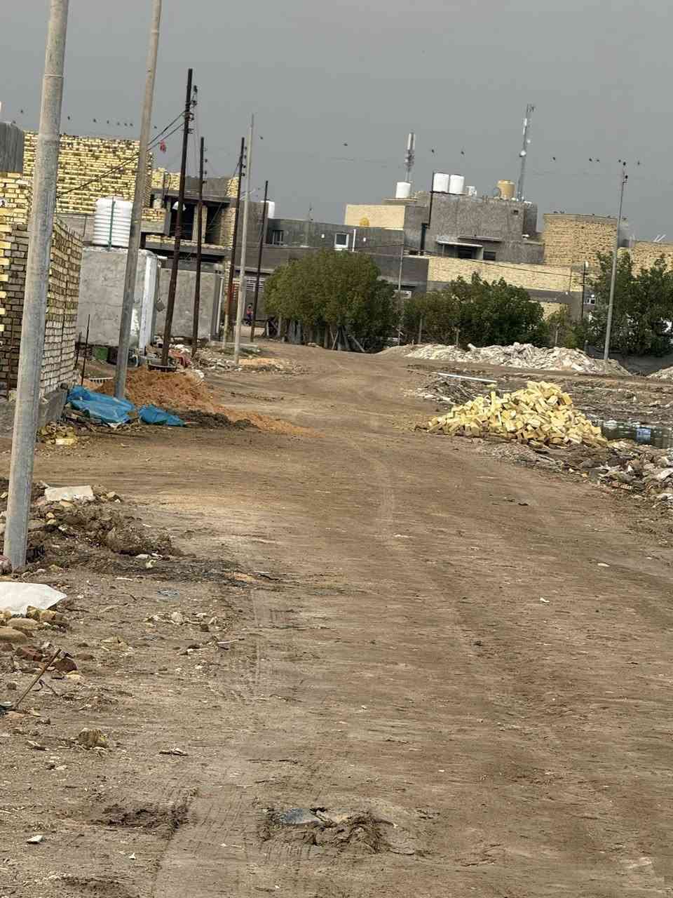 قطعة ارض للبيع مساحه ٢٠٠متر طابو زراعي سند٢٥واجه ١٠متر نزال ٢٠ متر داخل حي سكني خدمات كامله ماء اساله كهرباء ظفيره انتر نيت ضوي عنوان حله ورديه سيف سعد شارع ٣٠ مقابل طابو صرف الاتصال على الرقم 
***********
