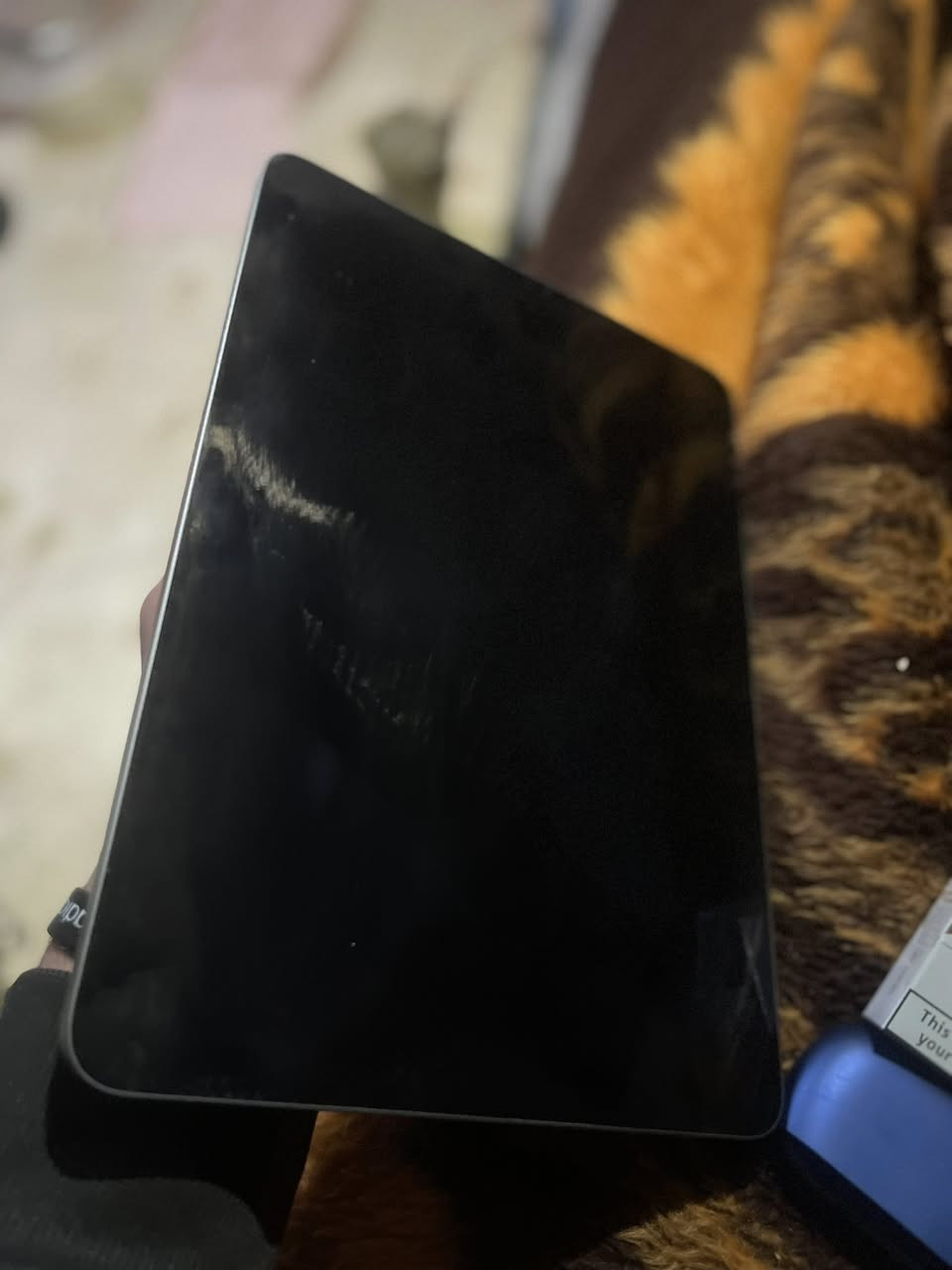 ايباد برو m1
11 أنش 
كرتونة موجودة 
بطارية بالثمانينات 
السعر قفل قفل 570 الف 
تواصل ***********
