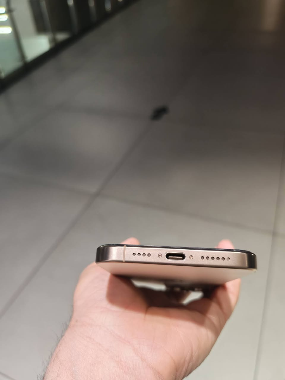 Iphon 16 pro max
ايفون ١٦ برو ماكس (ضمان ماستر) 
ذاكرة : ٢٥٦
بطارية :  ١٠٠ ٪ 
عدد دورات الشحن :   ١٠٠ دورة فقط
استخدام شهرين 
باقي للضمان ١٠ اشهر 
اخو الجديد ونضافته فول مثل ما واضحة بالصور 
الكيبل الاصلي انقطع بس انطيك شاحنة اصلية انكر وياه هم استخدامها قليل 
السعر ١٤٥٠ وبي مجال للاتصال : (***********) 
مكاني بغداد الجادرية
