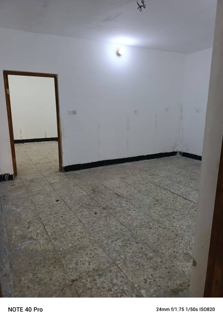 السلام عليكم بيت للبيع او للأيجار في منطقة سويب المساحة ١١٤ متر يحتوي على غرفتين واستقبال وخدمات ومطبخ وكراج  للأستفسار ***********
