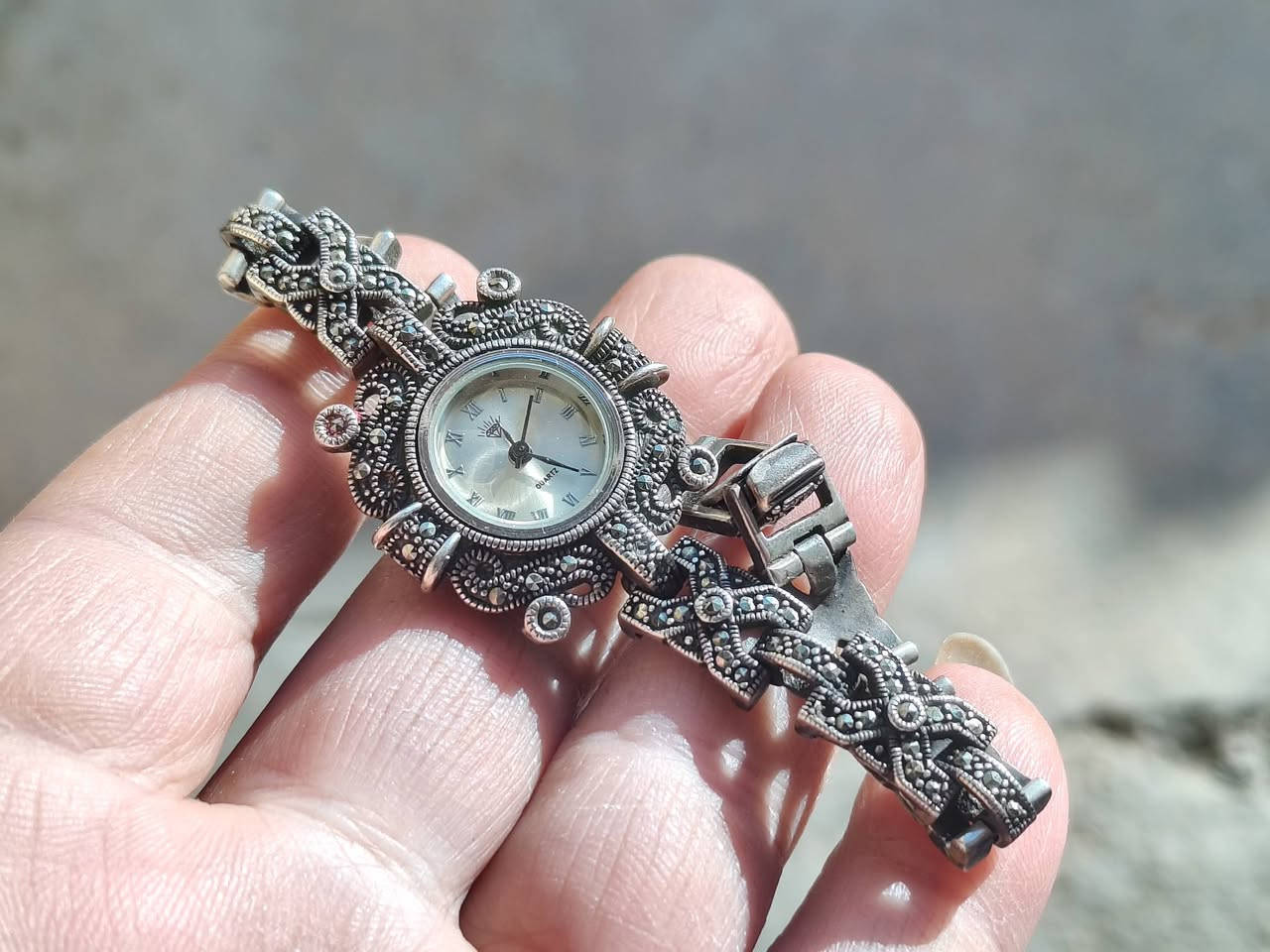 السلام عليكم ساعه فضه ثقيله نضافه 100 /100 شغاله قطعه تحفه السعر 125 الف بيها مجال للطلب ***********
