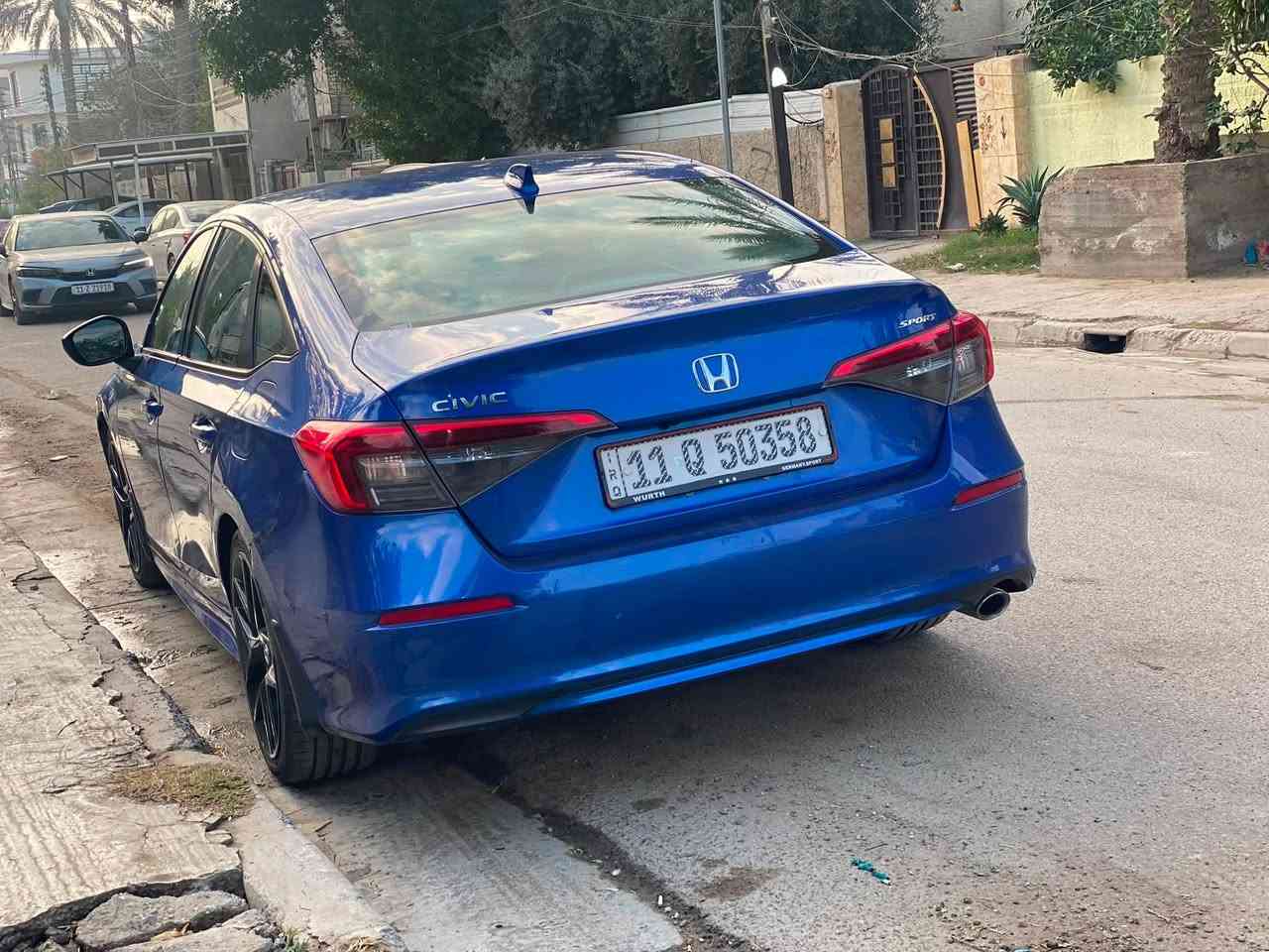 للبيع هوندا سيفيك سبورت موديل 2022، محرك 2000 سي سي.
• السيارة باسمي.
 • الهزة جديدة، والتحويل في اليوم التالي مباشرة.
 • وارد أمريكي، حادث سابق (3 قطع: الجاملغين والباب).
 • في العراق تم تصليح  باب اضافي.
 • المسافة المقطوعة: 84 ألف ميل.
 • اللون: أزرق مميز.

المواصفات:
 • تشغيل ودخول بالبصمة.
 • تحديد المسار (Lane Assist).
 • تشغيل عن بُعد.
 • قيادة شبه ذاتية.
 • Auto Hold.
 • سايد بريك إلكتروني.
 • رادار أمامي.

رقم الشاصي  5hgfe2f50nh518771

السعر: 12,800 دولار، وقابل للتفاوض بالمعقول للمشتري الجاد.

ملاحضات: بيها طخه بجاملغ الخلفي ترجع بارد + الصدر يحتاج تعمير

للاستفسار والتواصل على الخاص
***********
***********
