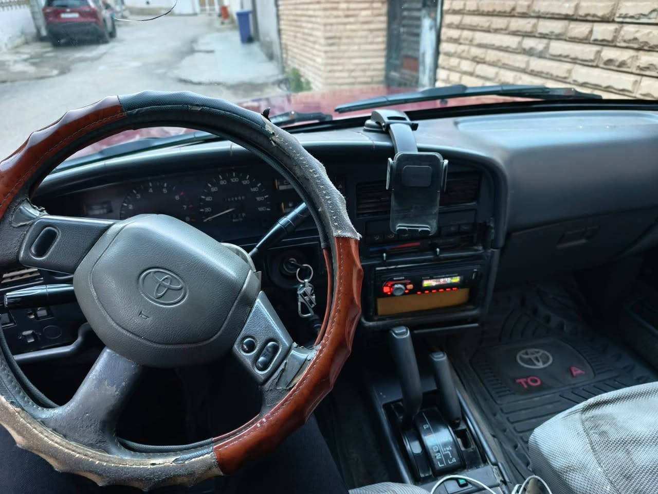 فوررنر سيارة نظيفة جاهزة من كل شي
مكانها بغداد سنوية بأسمي
تحويل ثاني يوم
***********
