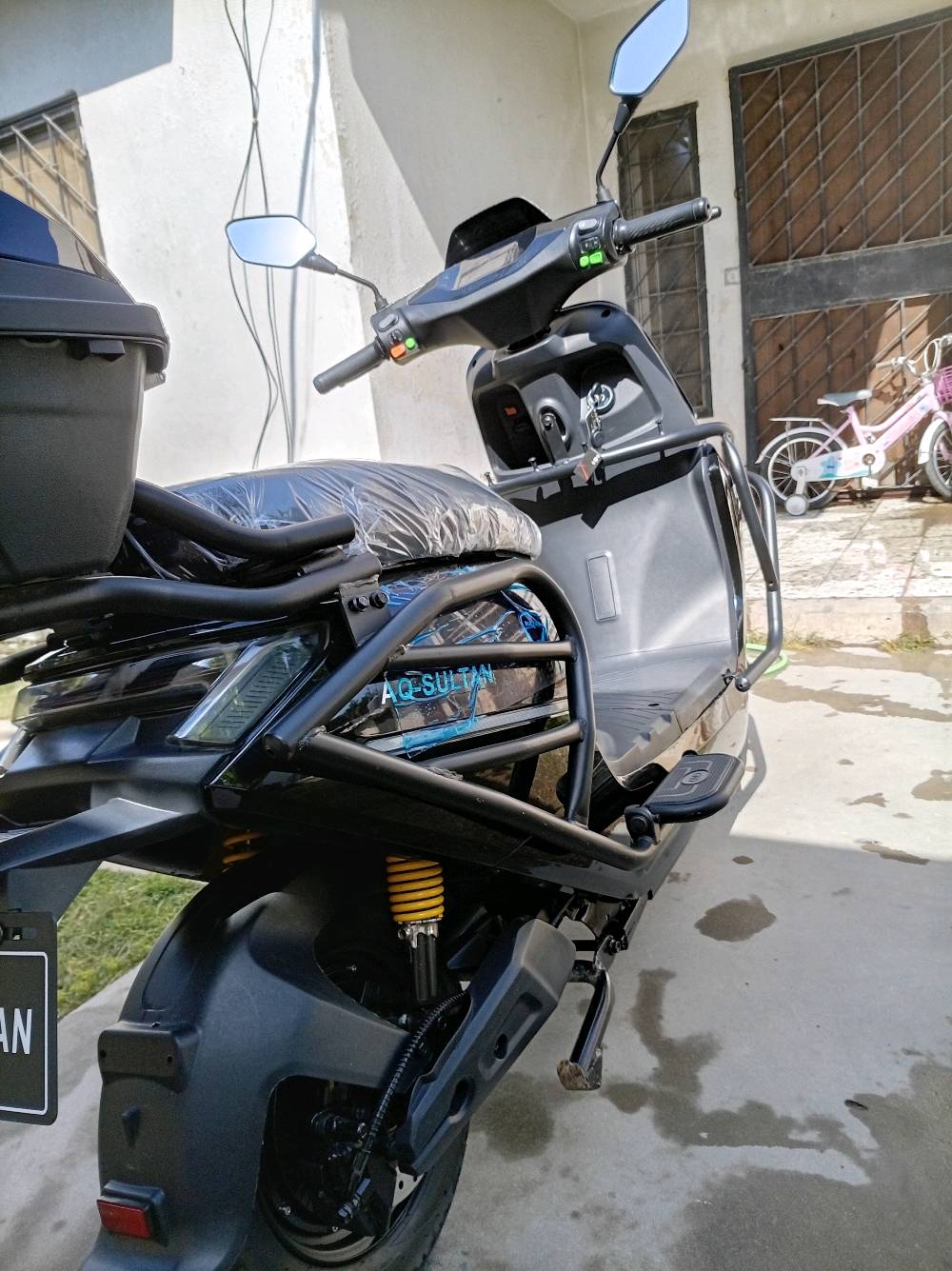 السلام عليكم صقر السلطان للبيع موديل ٢٦ دراجه اخت الزيرو مماشيه شوفت عيونك كفاله من كولشي كااامله مكلمه استخدام ٣اسابيع فقط بعدها نايلون بيها ٦بطاريات دبل ملف ٢٠٠٠ نحاس نظام بارك نظام بك سويجين كارتين سرعتها حقيقي ٦٠ تمشيك أكثر من ٥٠ كيلو دراجه لوووك بحاله الوكالة سعرها ٧٥٠ وبيها مجال مكاني بغداد قرب وزاره الخارجيه اي استفسار ***********وتساب محمول للشراي فقط 