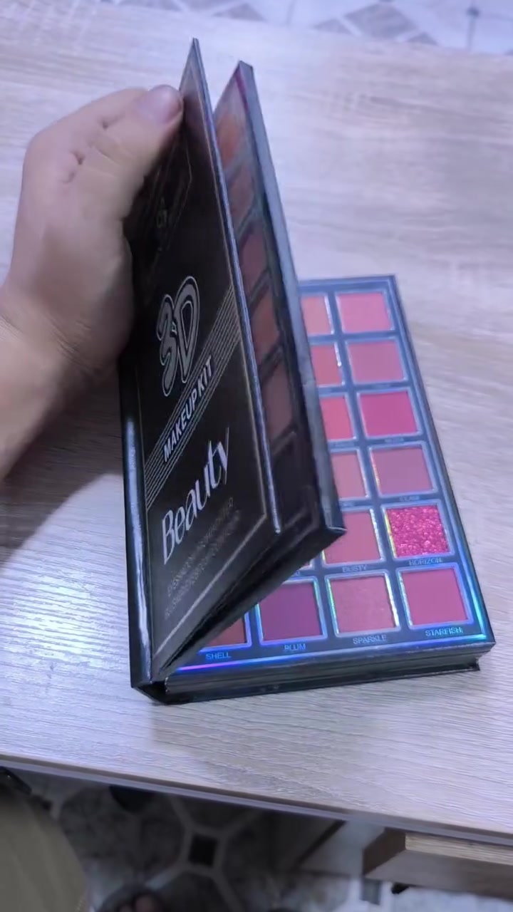 🌟 جمالكِ بالكامل في علبة واحدة! 🌟
​لكل محبات التميز والعملية، نقدم لكم 3D MAKEUP KIT من Romantic Bright ✨ الباليت السحرية المتكاملة اللي بتغنيكِ عن شنطة مكياج كاملة!
​ماذا تحتوي هذه الباليت المذهلة؟
​👁️ ظلال عيون (Eyeshadow): تشكيلة واسعة من الألوان الساحرة، بين المات الهادئ والشيمر اللامع، لتناسب كل إطلالاتكِ النهارية والمسائية.
​✨ إضاءة (Highlighter): تمنح بشرتكِ توهجاً طبيعياً وإشراقة لا تقاوم.
​🌸 أحمر خدود (Blusher): تدرجات ألوان حيوية تمنح وجنتيكِ لمسة وردية ساحرة.
​📐 كنتور وتحديد حواجب (Eyebrow & Contour): لنحت ملامح الوجه وتحديد الحواجب بدقة واحترافية عالية.
​لماذا تختارينها؟
​توفير وعملية: كل اللي تحتاجينه بمكان واحد وبحجم مثالي للتنقل والشنطة.
​ثبات وجودة: ألوان واضحة، قوية، وسهلة الدمج لتمنحكِ لوك سينمائي وثلاثي الأبعاد (3D).
​🛍️ للطلب أو الاستفسار، تواصلوا معنا عبر رسائل الصفحة!
🚚 يوجد لدينا خدمة توصيل لكافة المناطق.


**إذا كنت صاحب هذا الإعلان وتريد حذفه لأي سبب، رجاءا أرسل رسالة إلى الدعم الفني**