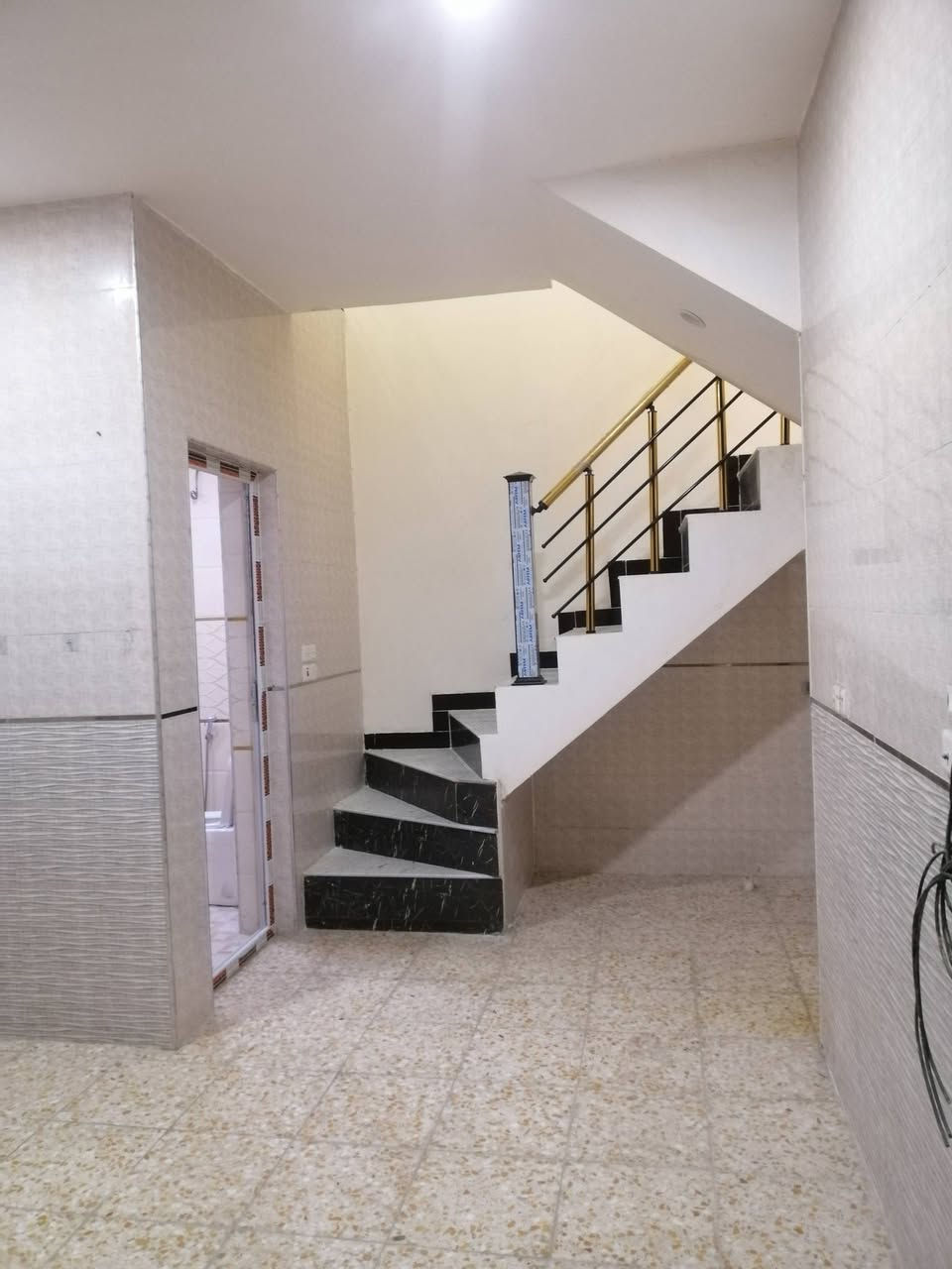 بيت للايجار ٤ غرف و٣ حمامات وصالة ومطبخ وكراج حي الخضراء 180 متر بناء حديث قرب مجمع المدارس. للتواصل الرقم اول تعليق
