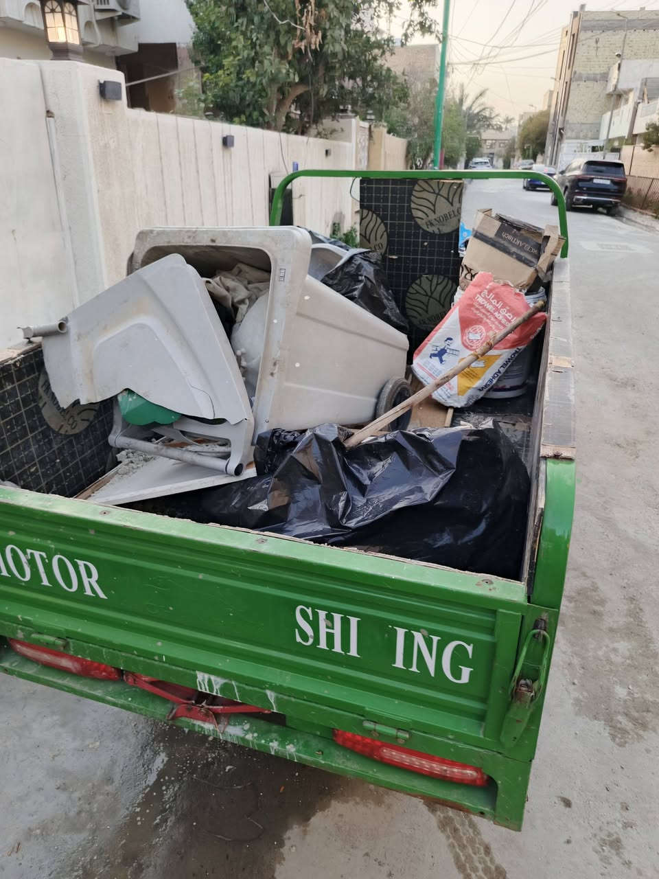 السلام عليكم     ستوته لنقل اثاث وشيلات بيوت وانقاض
وتنضيف بيوت وسطوح تواصل ***********
