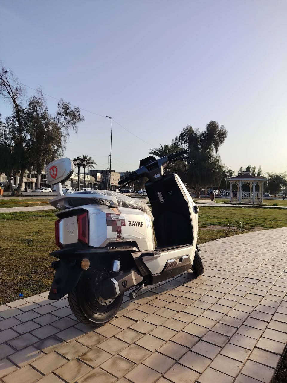 دراجة ريان ام عيون الحديث الجيل الثالث 
يتوفر بجميع الالوان 
جديد وغير مستعمل جوه السوك 
المواصفات
6 باتري 
ملف 1200 
تمشيك ٦٠ كيلو بالشحنه 
سرعه ٦٥ 
سويجين وبصمتين 
وباقي المواصفات معروفه 
يتوفر نظام الدفع نقد وبالاقساط 
ويوجد توصيل الى جميع المحافظات
للاستفسار ***********
