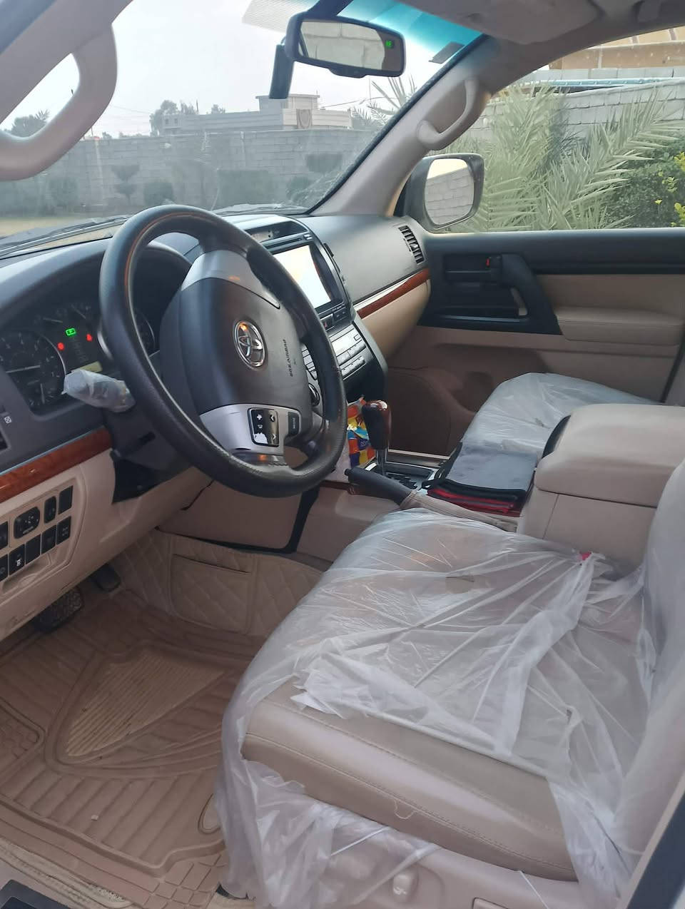 السلام عليكم لاندكروز للبيع موديل 2012مكفوله كفاله عامه  للستفسار ***********/***********
