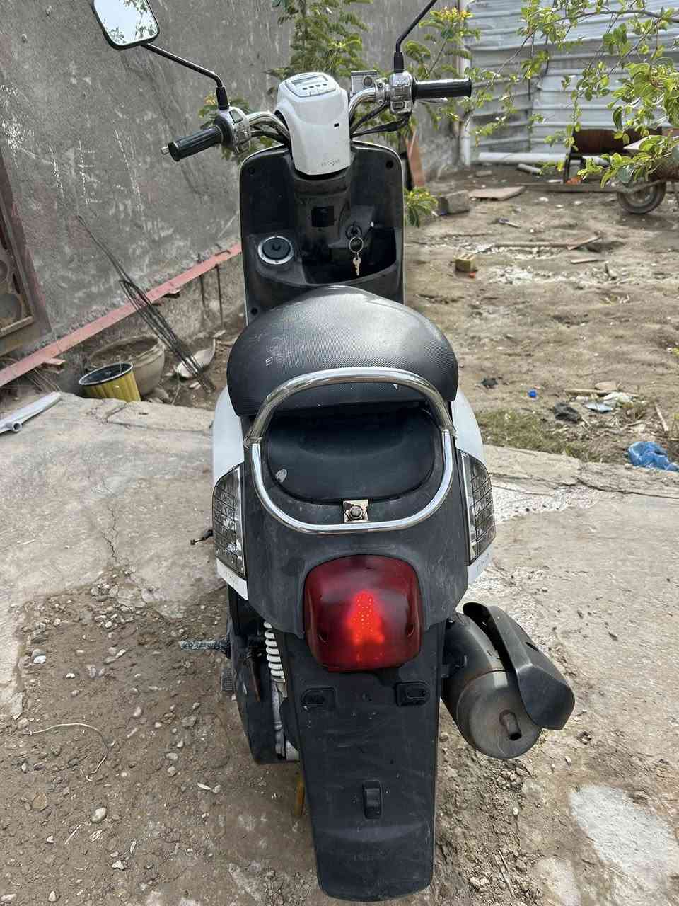 سلام عليكم بوليس للبيع دراجه نضيفه وجاهزه من كلشي نوزل واني محور الهندر مالته عندي الهندر البلادي مالته سعر 650رقمي ***********
