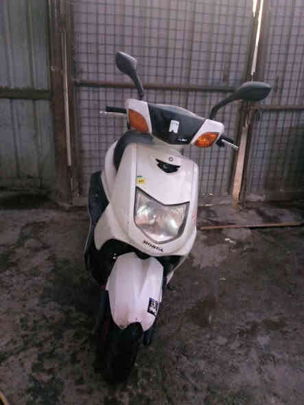 سلام عليكم دراجه سكنس ياباني سرعه 110 ياباني الاصلي استانت حساس وكهربائيتها كلها  شغاله كامله وكفراتها بلاديه ومحركها بلادي نطيف مامفتوحه ابد بلاديه ناعمه خرسه شلعه ومعدل خير من شغاله سلف وهندر نقصها بس باتري هابض  نقصها بس سبايدر فقط مكاني بشارع فلسطين رقمي *********** متواجد وتساب ورصيد السعر 350بيها. مجال لشراي
