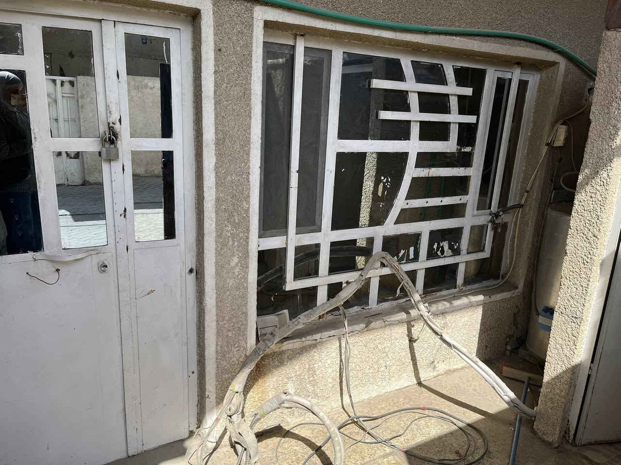 بيت للايجار الشعب حي الجزائر محطة وقود سما بغداد بضهر امانة بغداد اقرب نقطة دالة اسواق عمار السوداني 
مساحة البيت 67 متر 
الطابق الاول ، طرمة و هول و مطبخ و حولي و حمام داخلي و خارجي  
الطابق الثاني، غرفة نوم طولها 7 ونص وبلكونه 
وبيتونه وسطح ع طول البيت 

الملاحقات سخان مي ، تانكي ، كهرباء 3 فيز 

السعر : 350 الف وبي مجال 
للاتصال والاستفسار ع الرقم : ***********
