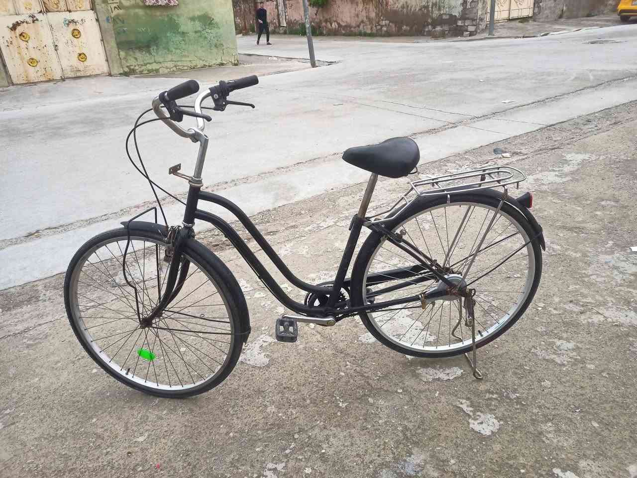 سلام عليكم اخوان بايسكل للبيع اي عيب مابي 
حجم 27 
سعر 80 بي مجال قليل


**إذا كنت صاحب هذا الإعلان وتريد حذفه لأي سبب، رجاءا أرسل رسالة إلى الدعم الفني**