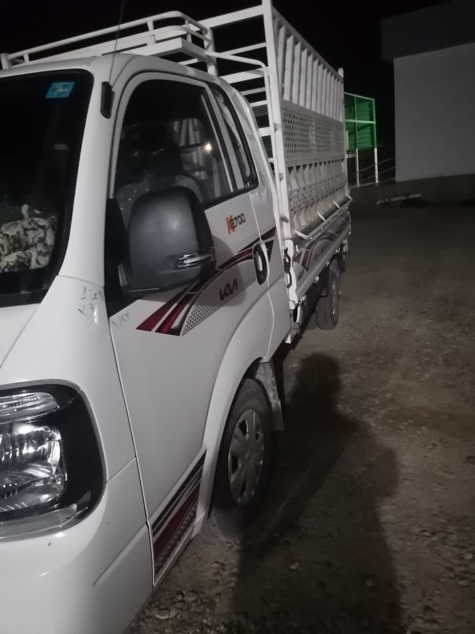 السلام عليكم 🫡 
كيا حمل موديل 2026  للبيع زيرو 

مسجلة صلاح الدين 

كاملة دوشمة و غلاف بودي (عرووسة) 

سيارة كاملة من كلشي بس يعوزها سايق 

ما عدا المحجل ليس للبيع 

السبب / راعيها محتاج فلوسها 

غير متواجد فيسبوك فقط اتصل 

هاتف 
‭0782 418 8079‬
