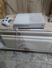 يوجد جهاز اكس بوكس ون بي اشتراك كيم باس شهر بالإضافة يحتوي على جويستك ...