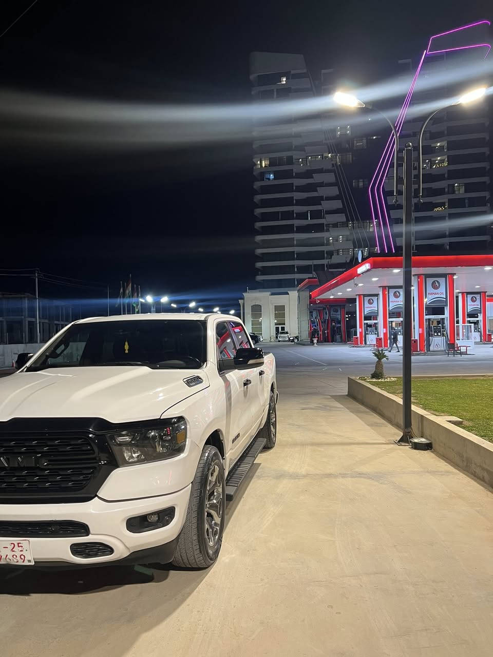 سلام و علیک
دوج رام بک هورن

مدیل 2023 

رقم کاتی 

مایشی 52 میل 

جاملج باب بیلادی مبدل 

جاملغ ورا جهت السایق کلیر امریکی ویا نوص باب بودی 

شاشە تیسلا 

کوشنات قوماش

کوشن هیتر ستیرن هیتر 

‏8سلندر 

***********
