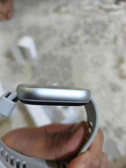 سەعاتي شاومی ٤ زەمانی اتی لو بی 

تەلەفونی پێ ئەکرێت Always-on display ئاوی تێناچێت لێیانی دڵ و ئۆکسجین ئەپێوێت شەحنی بەرگەی 20رۆژ زیاتر ئەگرێت لەگەڵ ئایفۆنو ئەندرۆیدا رەبت ئەبێت زاکیرەی 16گێگایە*********** السليمانية
