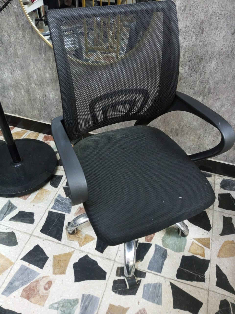 كراسي حلاقة مال صالون 4 واحد جبير و الثاني وسط واثنين صغار و طباخ نظيف شغال على الفحص مبردة بعدها جديدة واوفن أسعار مناسبة عنوان بغداد الجديدة اللي يريد ن يدخل خاص يراسل لو يتصل على هذا الرقم *********** بي وتساب
