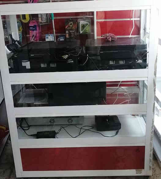 فاترينات عدد5 أرتفاع 2ونصف متر عرض 90 نزال30 مع ميز متر ونص أرتفاع متر ربع النجف حي الرحمه شارع عشرين  سعر الفاترينه الواحدة 50 الف دينار رقم *********** وعلمن الفاترينات يرهم محل غذائية موبايل صيدليه
