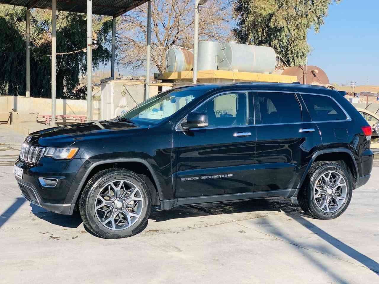 جيپ جراند شيروكي 2022 (Limited - فول مواصفات)
المواصفات:
• الموديل: 2022
• الفئة: ليميتد (Limited)
• الكراسي: جلد، كهرباء مع ذاكرة (Memory Seat)
• التدفئة: تدفئة كراسي + تدفئة ستيرن
• المرايا: رادار جانبي
• نظام الدفع: فور ويل (4x4) دبل اكسل
• التشغيل: تشغيل عن بعد (شغال)
• وضعيات القيادة: 3 مودات قيادة
• التحكم: تحكم ستيرن (فوليوم)
• الأنظمة: أوتو بريك (Auto Brake)، أوتو ستوب (Auto Stop)، نظام (Start-Stop) الموفر للوقود
• الشاشة: شاشة كبيرة + كاميرا + حساسات
• الجير: دبل جير + شفتات خلف المقود (صندوق شفت)
حالة السيارة:
• الجير والمحرك: بشرط الفحص (بشيرت)
• السنوية: مجددة (تازة)
• التحويل: بشرط التحويل وبراءة ذمة من الغرامات
• الضرر: توجد 5 قطع صبغ (پێنج پارچە)
سعر: 219$
***********
