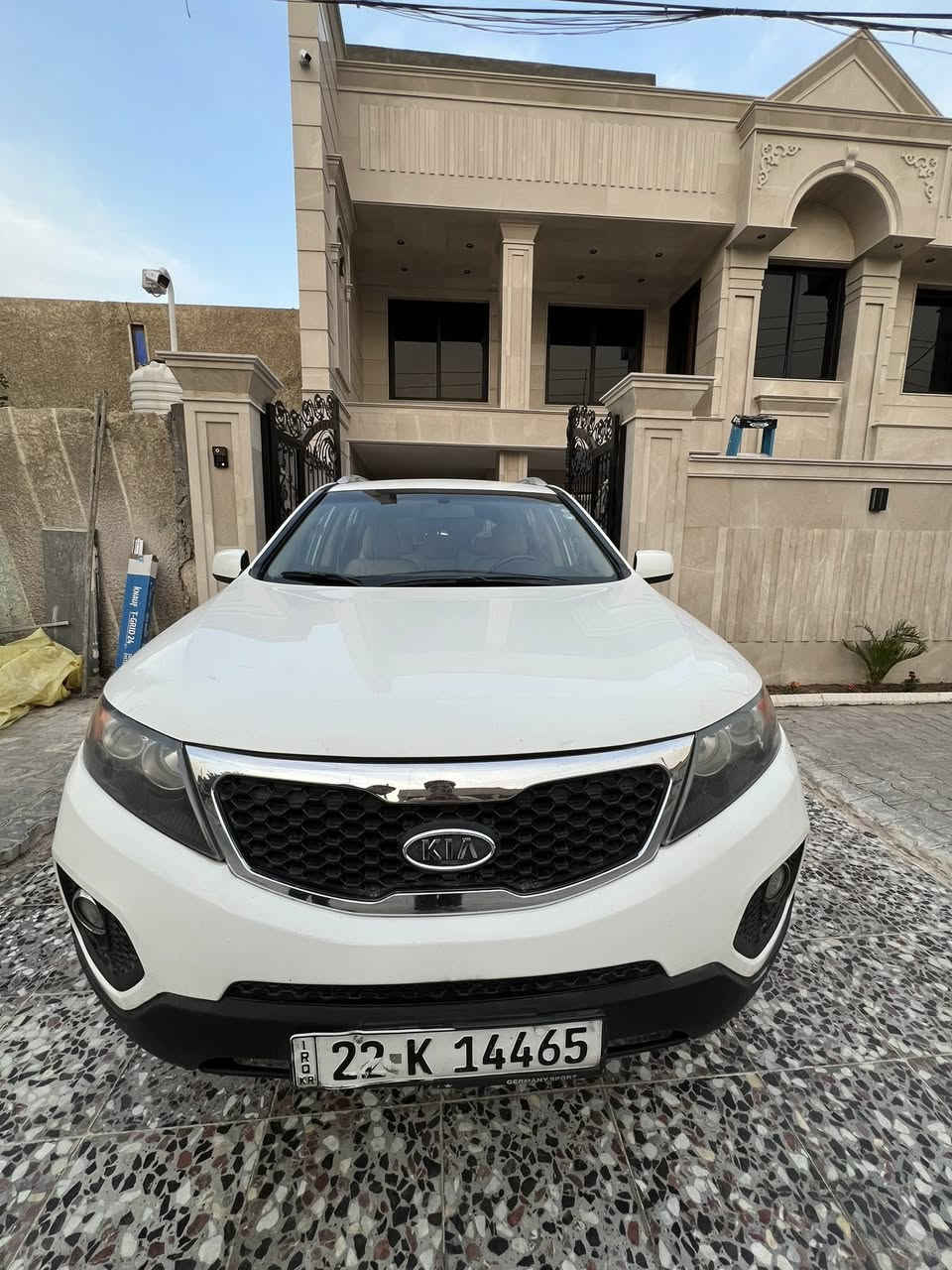 سورنتو للبيع
موديل 2011
محرك 4 سلندر 
مكينة 2.4 لتر 
تدفئة تبريد
السعر 135$ 
السيارة مكفولة 
للتواصل:***********
