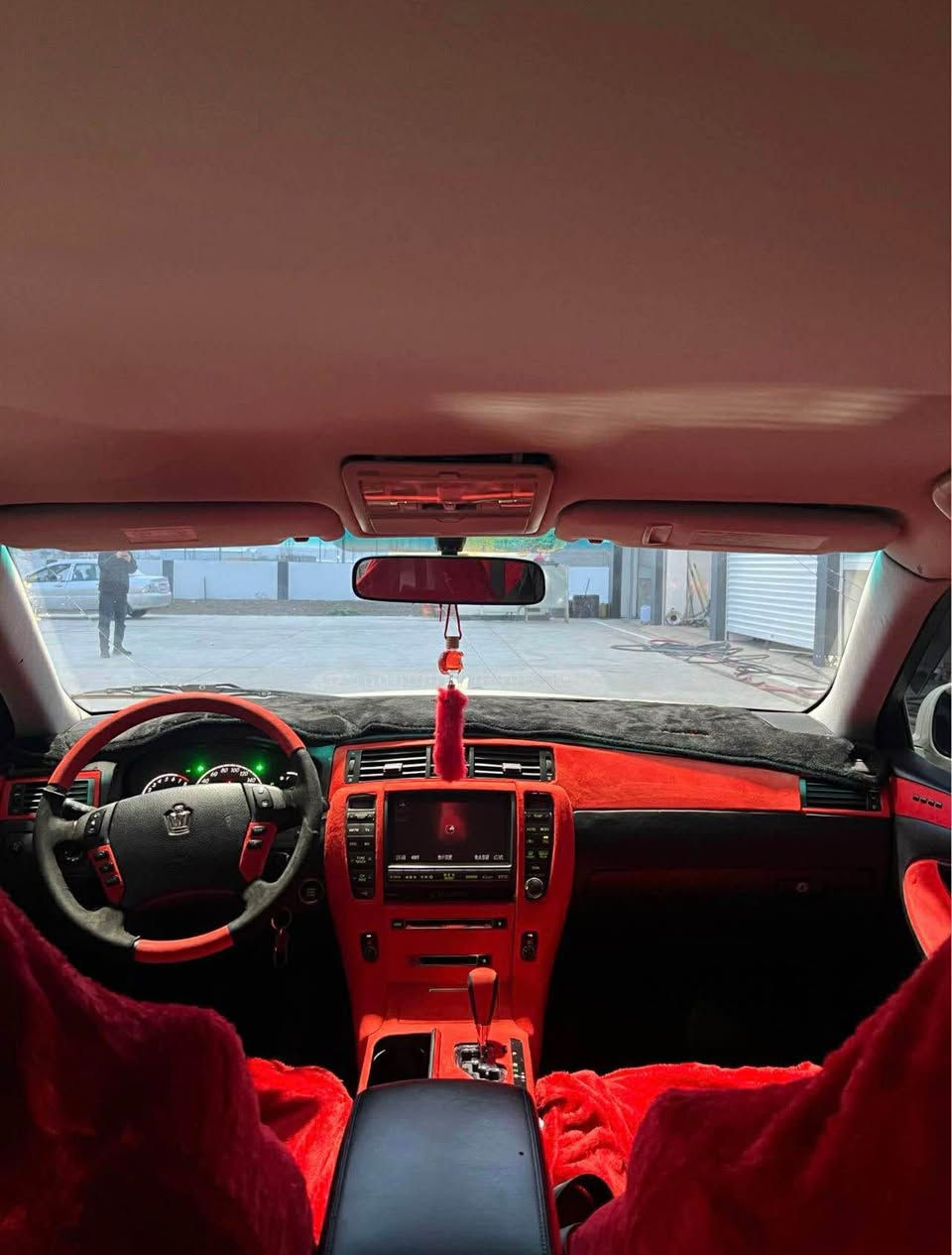 شاهینە مۆدیل ٢٠٠٥
فوول مواسەفات بەس سڵایت نیە
٤دوگمە  ٤کوشن کارەبا ٤کوشن هیتەر تەبرید مەرکەزی
حاسە
سەلاجە 
پەردە 
پێش و دوایە کەپس لۆک چرکەی تێدانیە
*********** رانية, السليمانية
