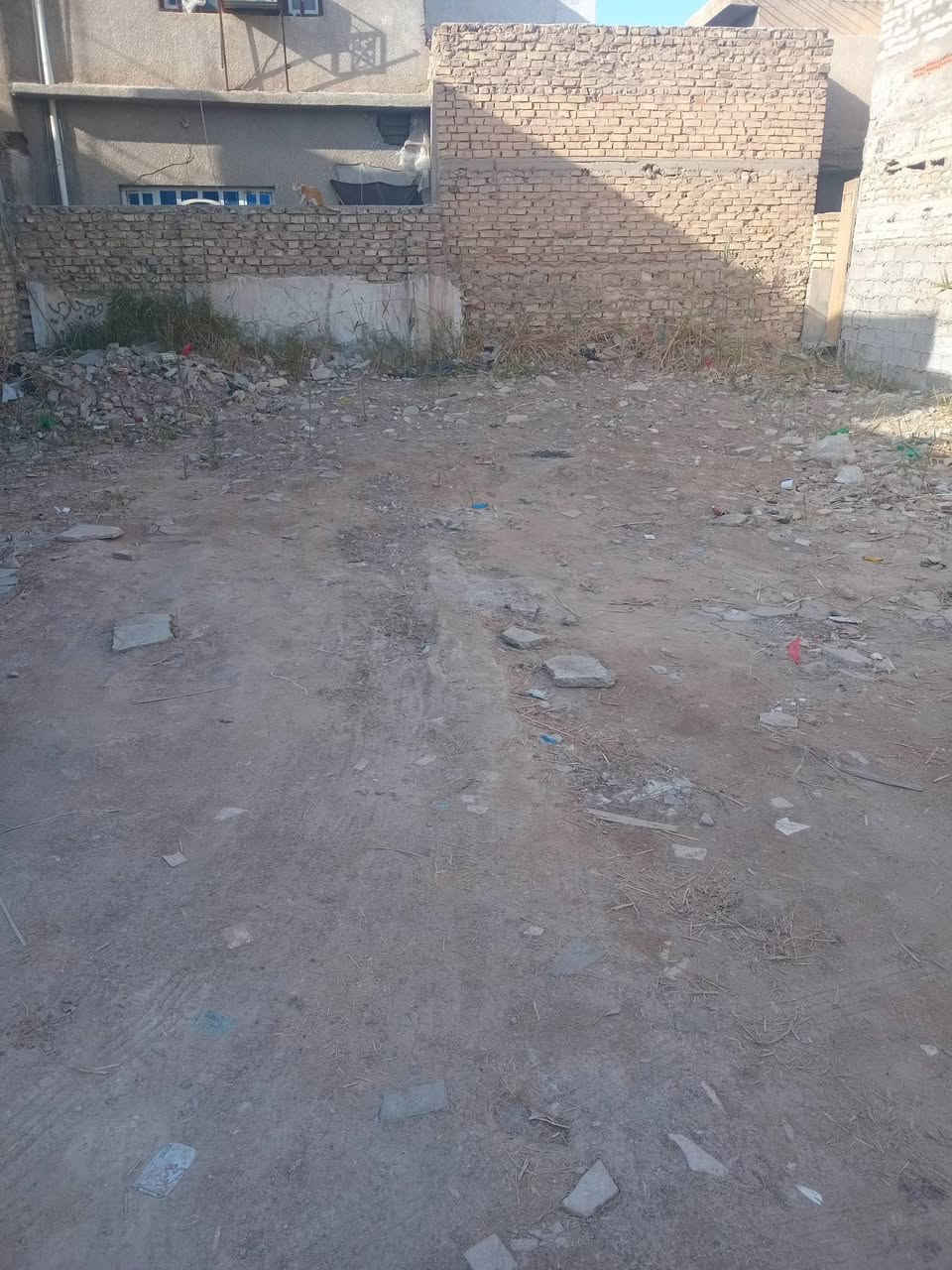 توجد قطعه ٢٠٠متر شهداء البياع شارع المضخة الأول الاستفسار ارقم ***********
