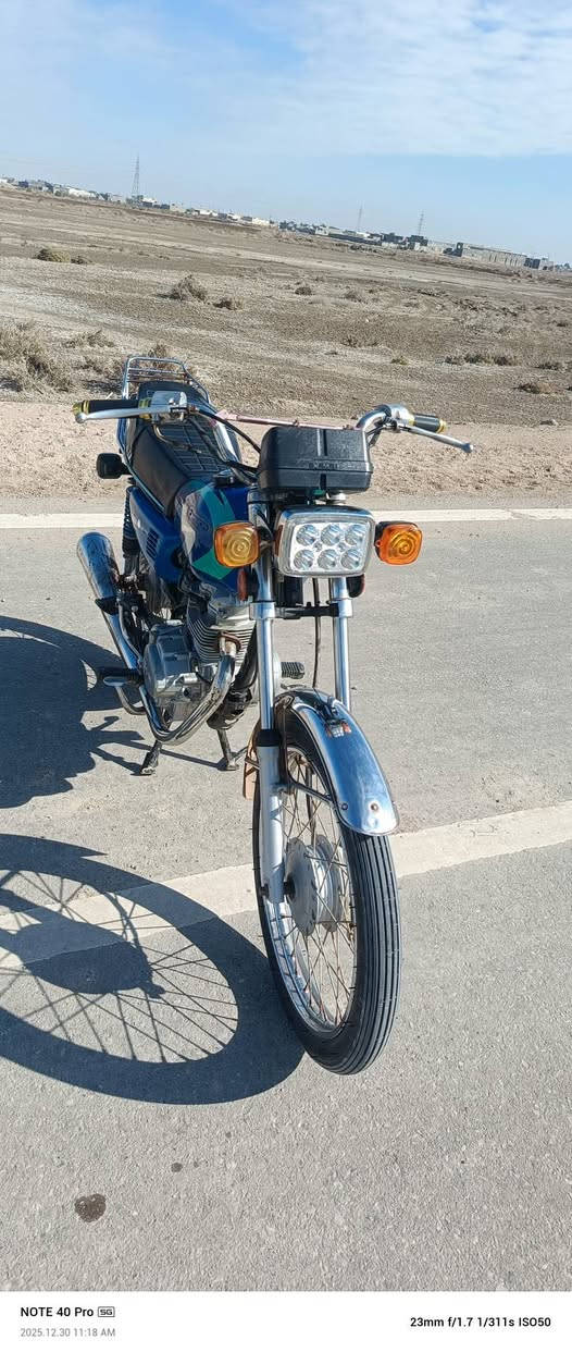 سلام عليكم  دراجة ايراني نامه متياز التعميره من طول لطول اصلي بس الشاصي ولمكينه امتياز دراجة كامله من طول شقله تجي وتشوف بعينك الدراجة مفتوحه الفصله ترعد رعيد بيهء رقم شاصي وبليته مكفوله من السرقه500 وبيهء مجال حك الجيه البصره قضاء الدير ***********
