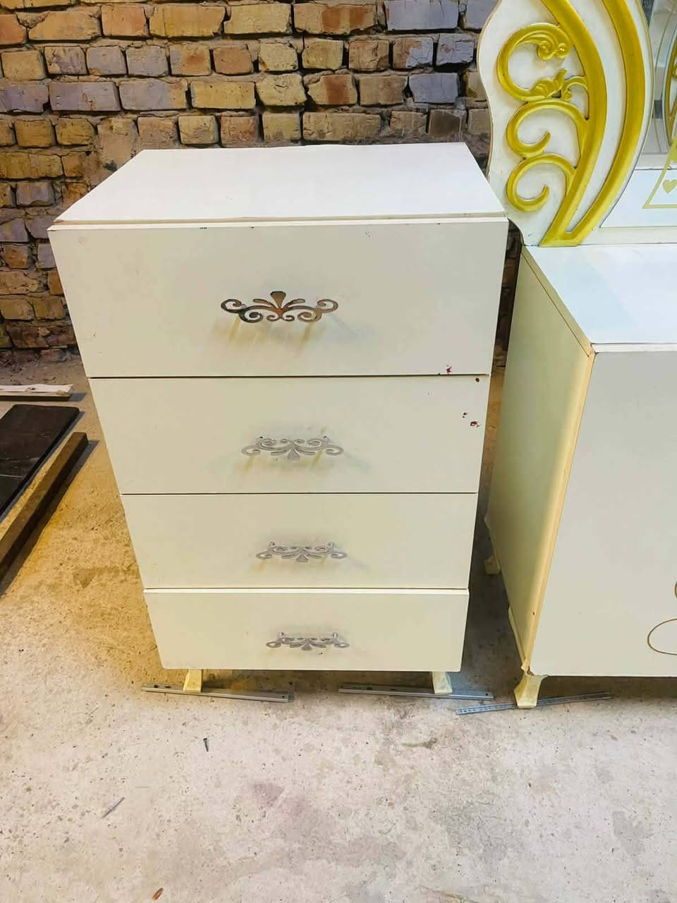 غرفه تركي مستعمل نضافه 85 نضام سلايت كبير وأبواب صغير 
وي الشد والنقل داخل بغداد مجاني


**إذا كنت صاحب هذا الإعلان وتريد حذفه لأي سبب، رجاءا أرسل رسالة إلى الدعم الفني**