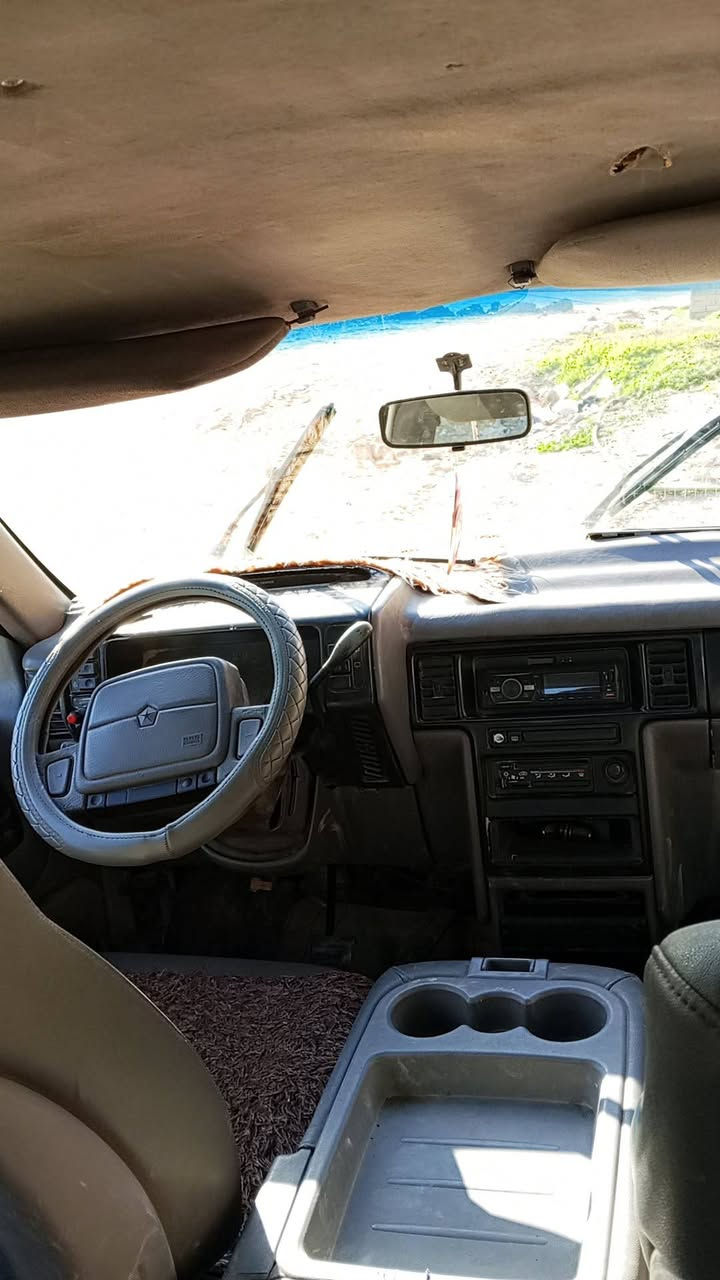 كليزر للبيع موديل 93 شارسي قصير سياره حلوه وجاهزه 
سعر 30 ورق ***********
