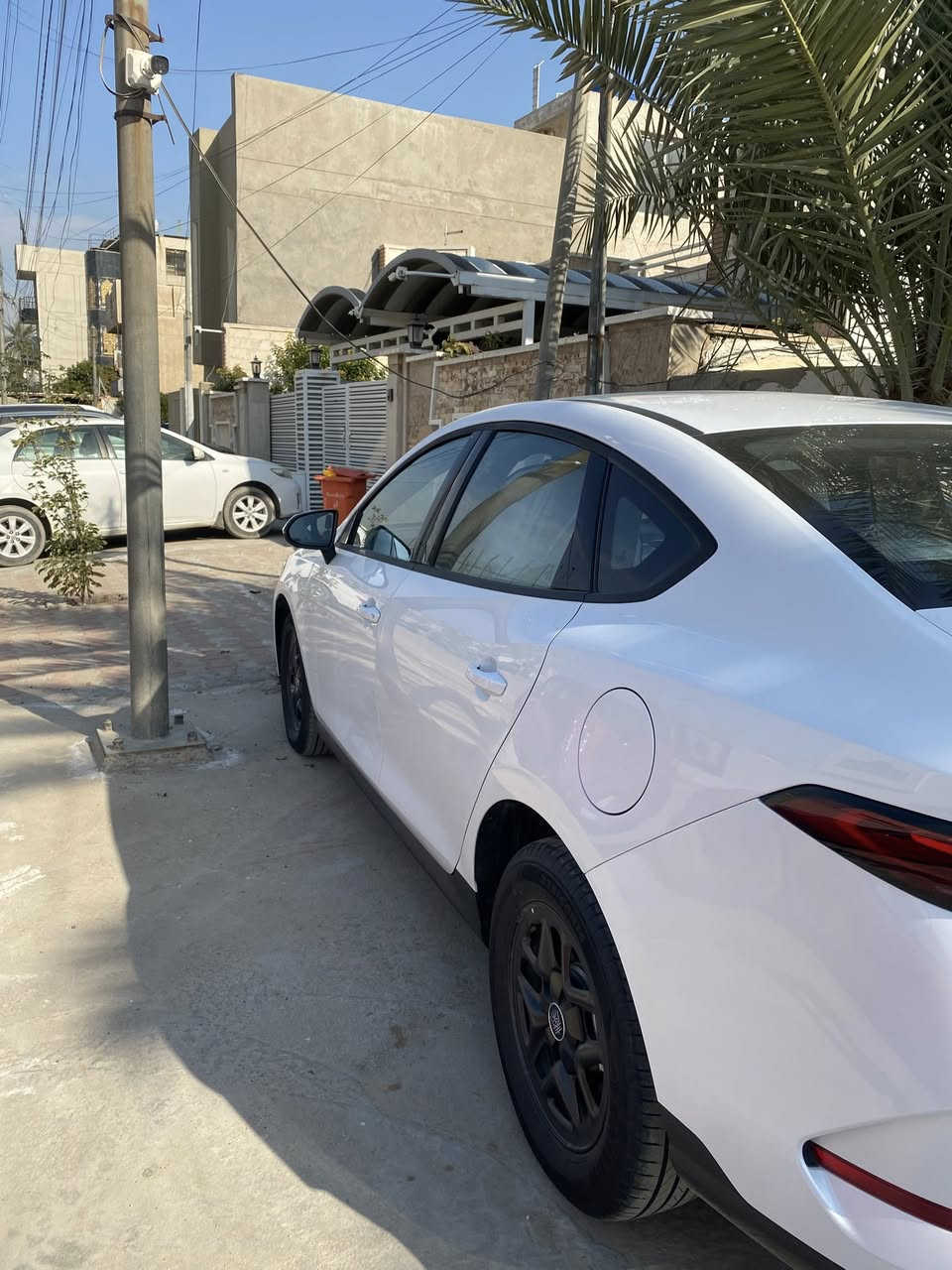 السلام عليكم 
Byd جن بلاص 
زيرو السياره ماشيه خمسه  الف فقط
سياره مكفوله  
داخل ابيض حوضيات  وشاحنه  ومبدل دهن جديد  
كامله مكمله السياره 
السعر 18900 وبيه مجال قليل 
مكاني بغداد شارع فلسطين 
***********
