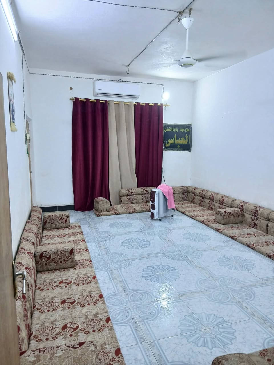 السلام عليكم
بيت للبيع 
حي الإمام الباقر {ع}
📐 المساحة: 200 متر مربع
✔ أمامها ساحة خدمات واسعة
✔ المنطقة كاملة تبليط حديث
✔ كافة الخدمات متوفرة (ماء، كهرباء، مجاري) – درجة أولى
📞 للتواصل والاستفسار:
***********
