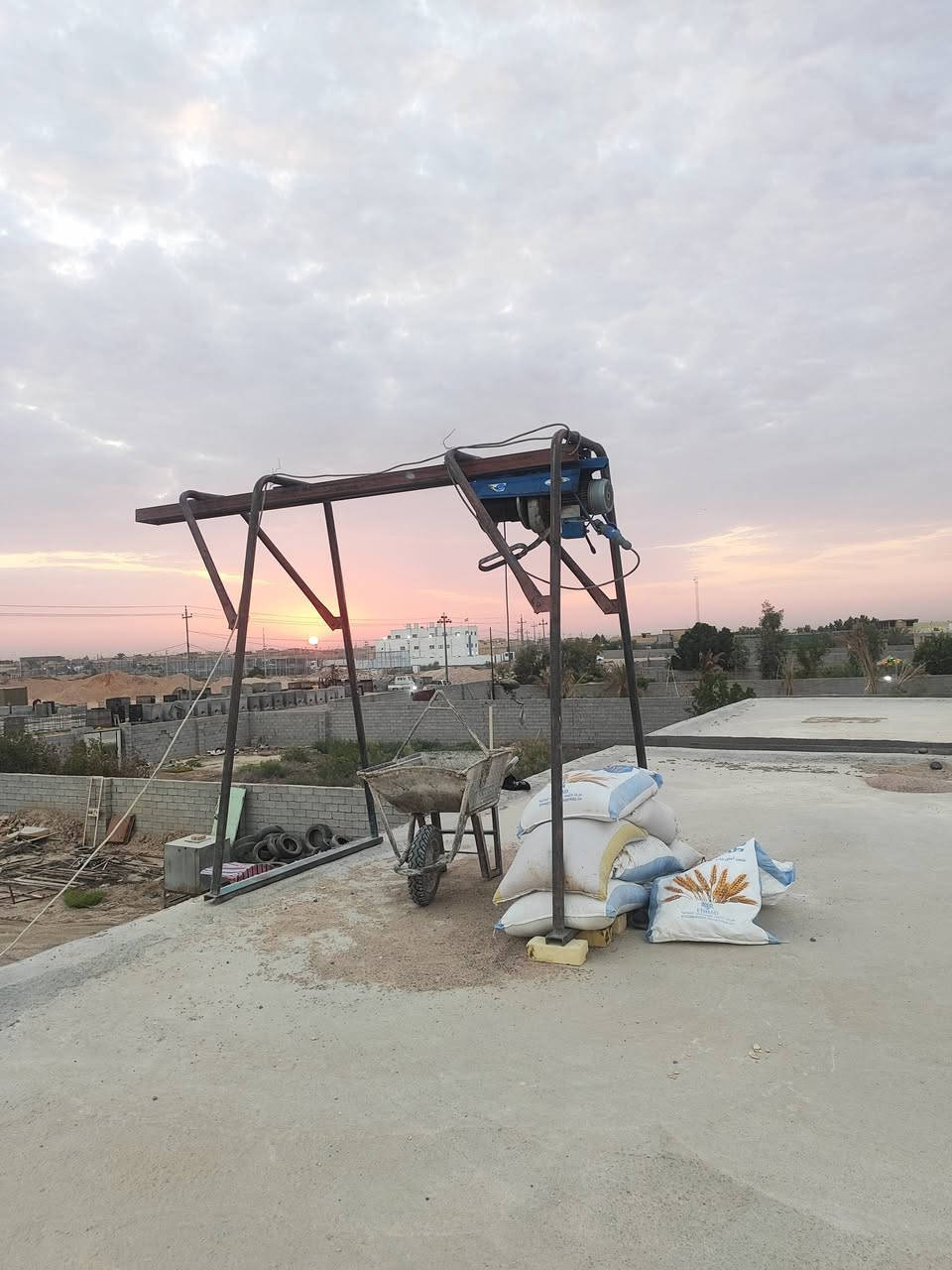 ونج لتصعيد كافة مواد البناء
تزفيت الأصطوح 
وعمل تصليطة الأصطح
 بالصب والتراب 
وتنضيف البيوت
كافة الأعمال القطعيه. 
***********
***********

