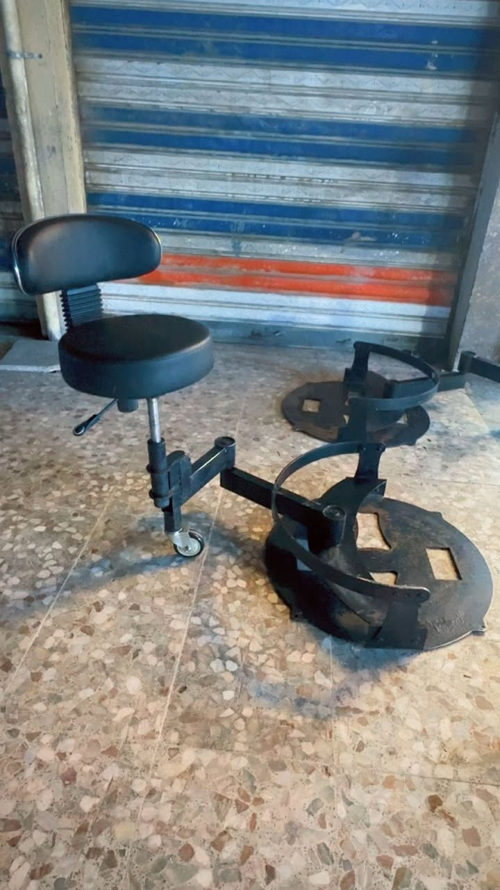 كراسي مساعد ثنين نضيفات مال صالونات مال حلاقه عنوان بغداد مدينه الصدر *********** السعر ٣٠٠ الف
