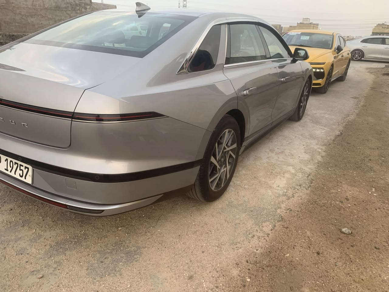 ازيرا 2023  وارد كوري غاز  اربيل  باسم شركة صار شهرين من دخلت
بيها رش كلير  3 قطع. بدون فتح ولا معجون 
محرك 3500
فول ما عدا البانوراما
بصمه 
رادار 
تحديد مسار 
قيادة ذاتيه 
كشنات كهربائية
كشنات خزن 
استيرن متحرك
كشنات تدفاة وتبريد 
ويل كب 18 
شاشة متصله 
حساسات خلفية وأمامية
جنطة ذكيه كهربائية 

السعر 220 
الاتصال ***********
البصره حي بغداد
