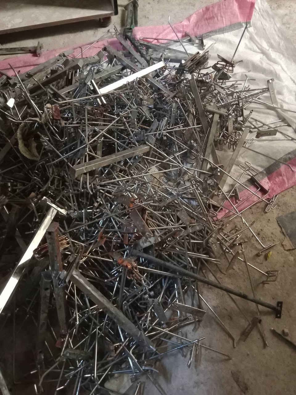 السلام عليكم عندي بضاعه والرفوف وبلكانات ومشبج بغداد المعالف سوق التراث ***********واتساب اتصل
